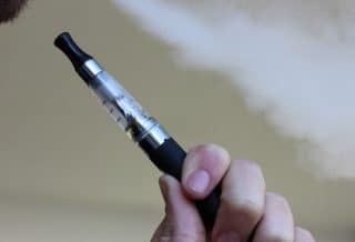 Cigarette électronique : qu'est-ce qu'un e-liquide et comment le choisir ?